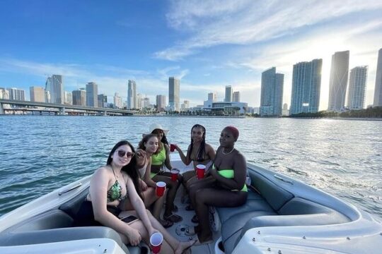 26 Ft Boat, Miami Bay Tour for 2 or 4 hours. 10 people